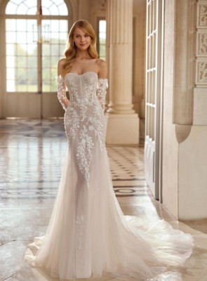 Fitted lace wedding dress