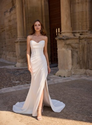 Sweetheart neckline fitted wedding dress with a moderate slit