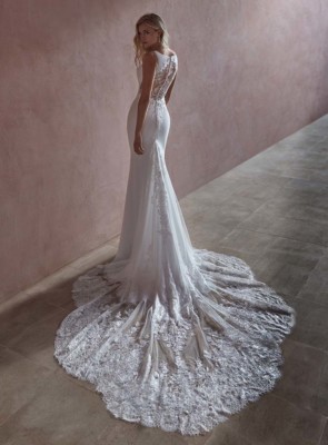 Fitted wedding dress with lace train