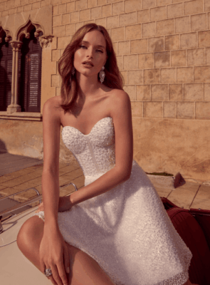 Mini wedding dress with sweetheart neckline and pearls